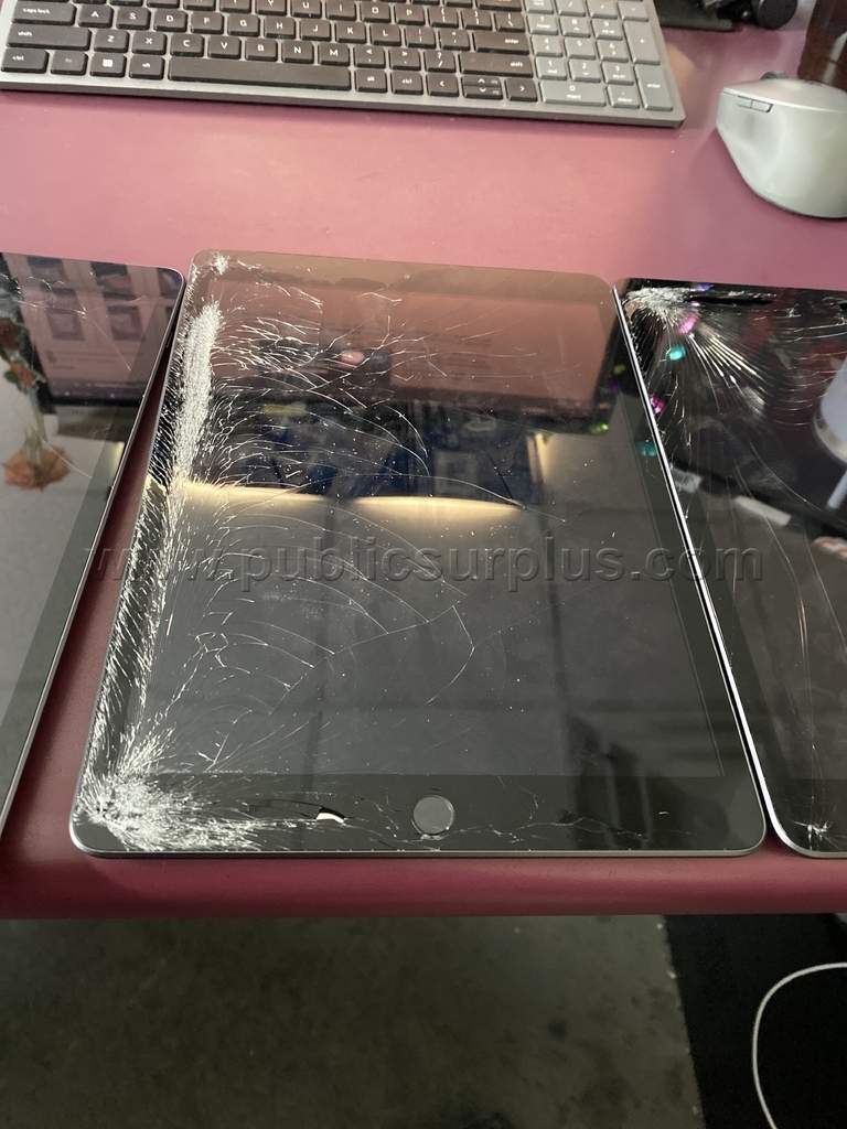 #4092220 - (4) BROKEN iPads - Z1-32 - RC